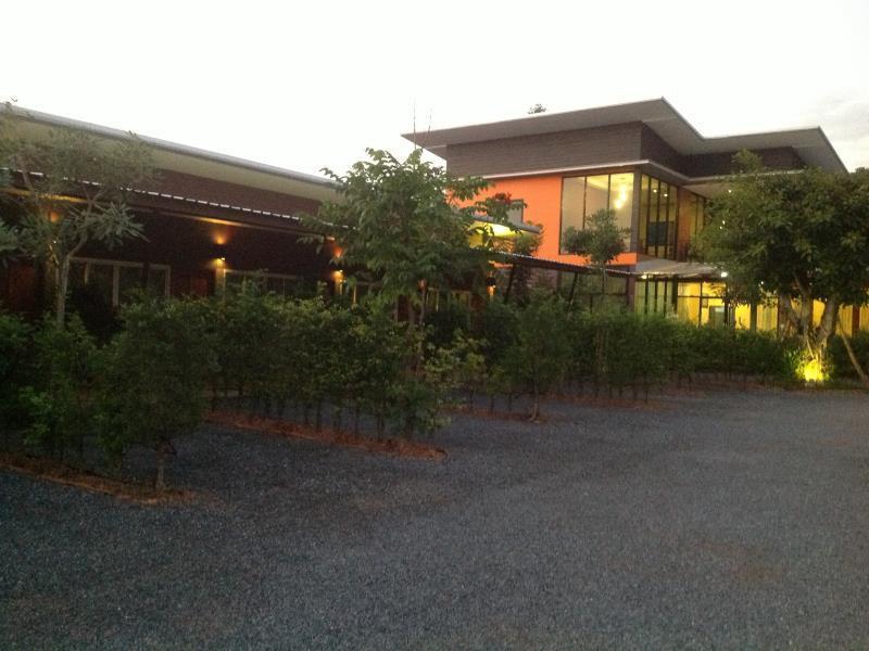 น่านฟ้าชลธีรีสอร์ท Nanfachonlathi Resort מראה חיצוני תמונה